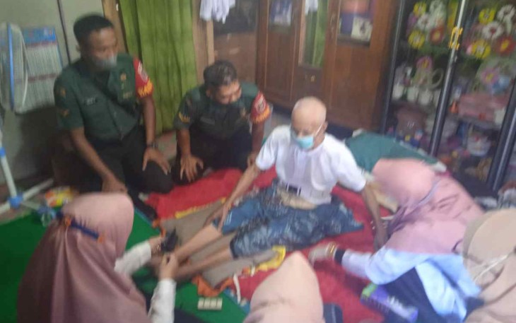 Babinsa dan berbagai pihak  peduli dengan warganya 