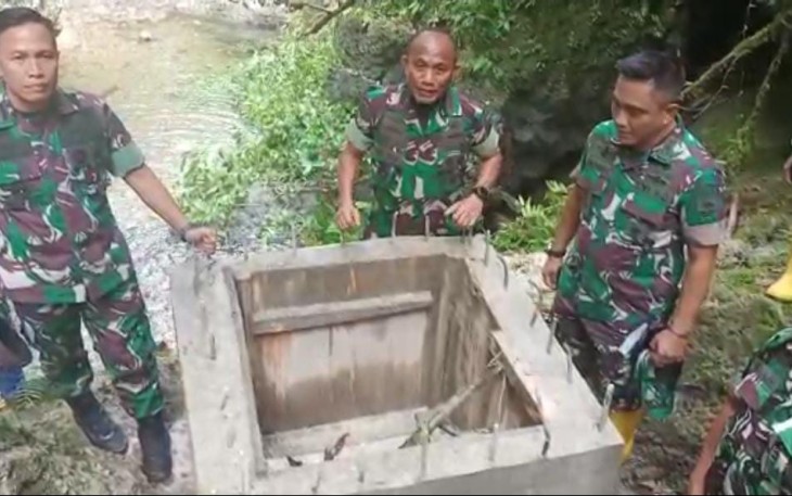 Saat meninjau pos satgas Tahota Yonif RK 136/TS. Jum'at (20/05/2022)