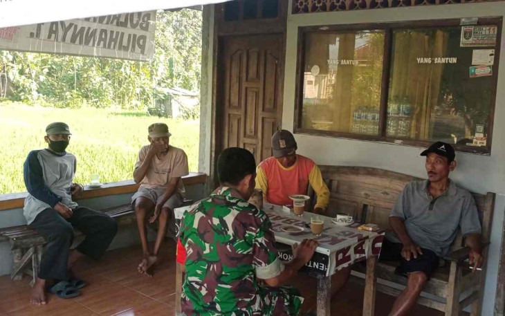 Sertu Suyatmin saat komsos bersama warga binaan
