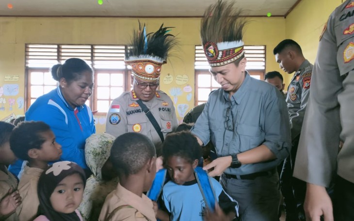 Kombes Pol Muhamad Firman saat berikan tas sekolah program Si Ipar