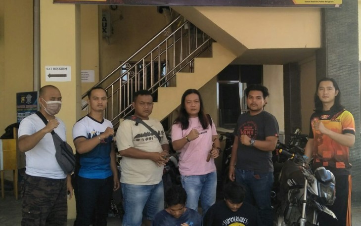 Tim Macan Gading Sat Reskrim Polres Bengkulu, bersama kedua pelaku pengeroyokan