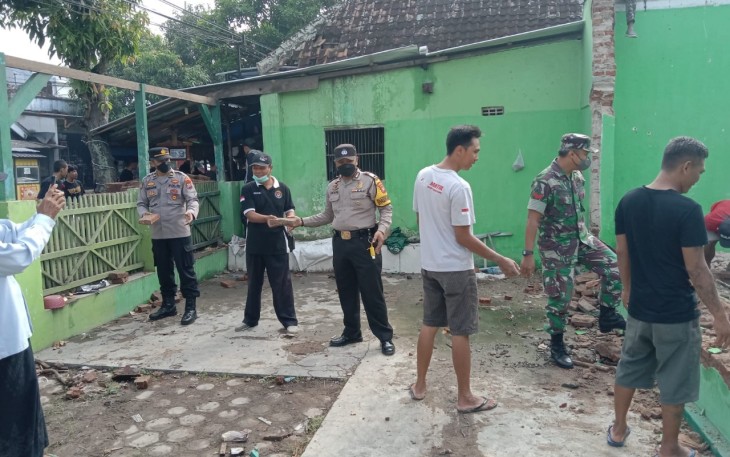 Kerja bakti pembangunan gedung NU Karangrejo, Tulungagung, oleh Paguyuban Pencak silat, warga dan Muspika, Minggu (22/5/2022), 