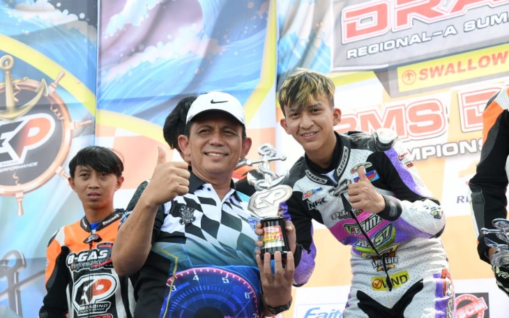 Gubernur Kepri foto bersama pembalap