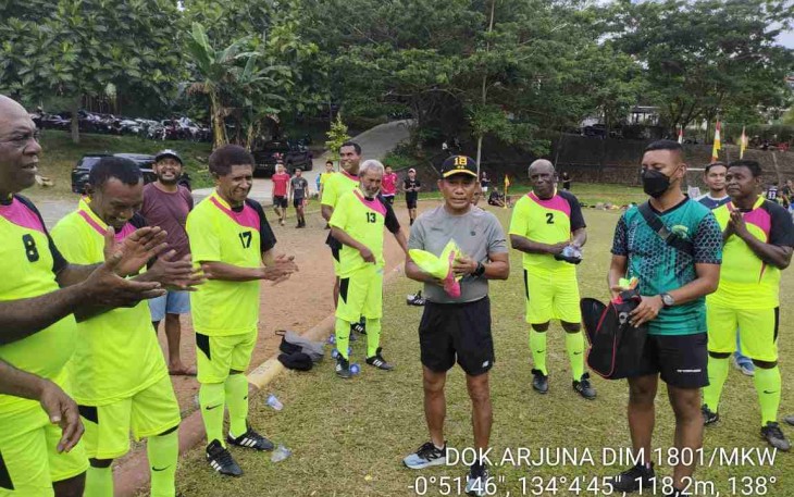 Pangdam Kasuari (tengah) saat brefing pertandingan sepakbola 