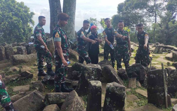 Wisata budaya taruna Akmil di gunung Padang