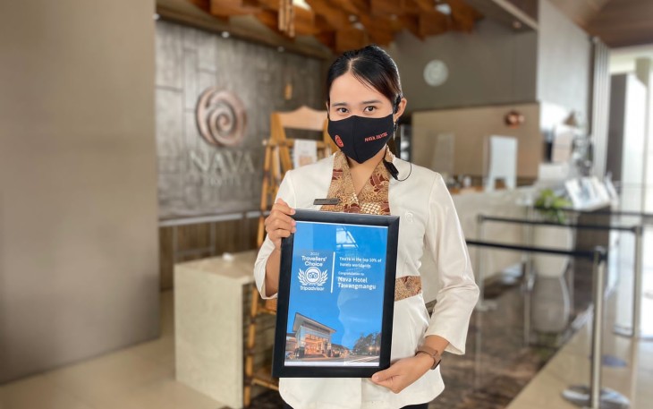 Salah satu staf Nava Hotel menunjukkan piagam  penghargaan Traveller Choice Winner Award dari Tripadvisor.