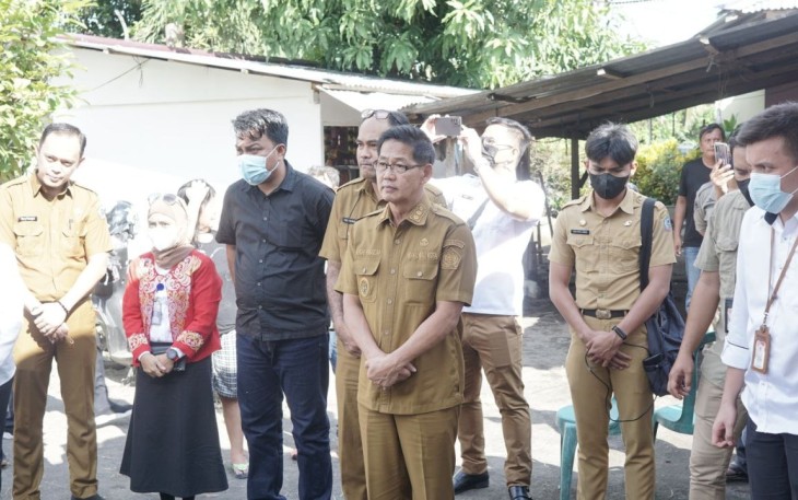 Wakil Wali Kota Bitung, Hengky Honandar, saat menghadiri peletakan batu pertama dan penyerahan simbolis bahan bangunan BSPS, Senin (23/5/2022)