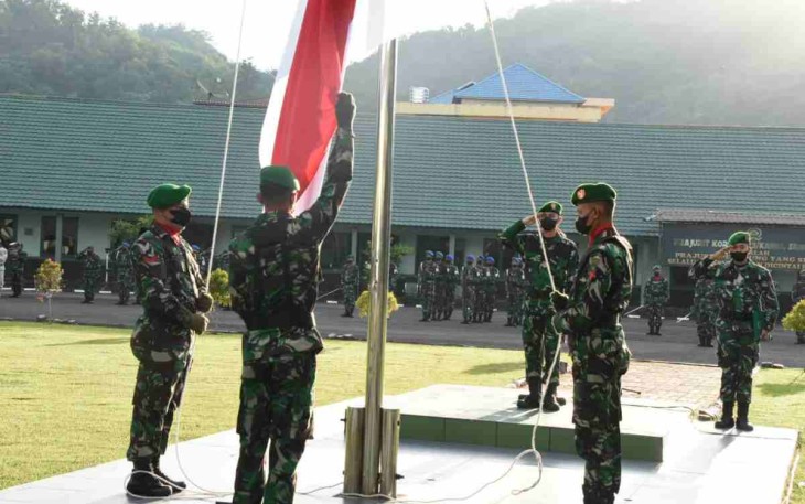 Prajurit Korem 023/KS melaksanakan upacara bendera