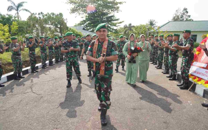 Yel yel prajurit menyambut Danrem 121/Abw yang baru