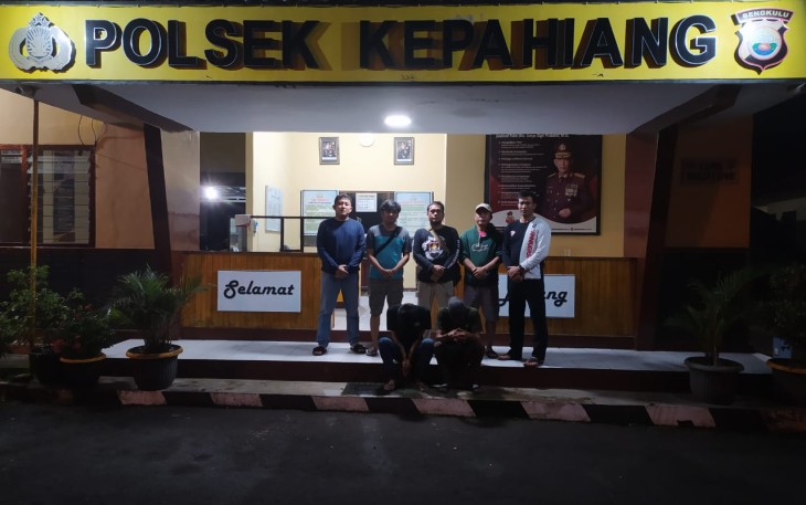 Tim Kanit Reskrim Polsek Kepahiang bersama kedua pelaku pengeroyokan.