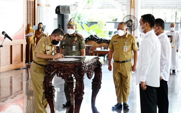 Bupati Haryanto ketika melantik sejumlah pejabat di lingkungan Pemkab Pati