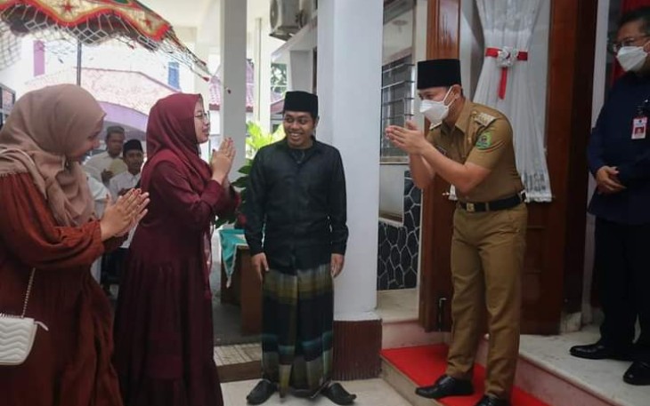 Bupati Trenggalek, Mochamad Nur Arifin, saat menyambut Kedatangan Juara 1 MHQ Internasional di Rusia, Dewi Yukha Nida, di Peringgitan Pendopo Manggala Praja Nugraha, Selasa (24/5/2022).