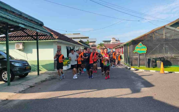 Menjaga kebugaran dengan jalan santai