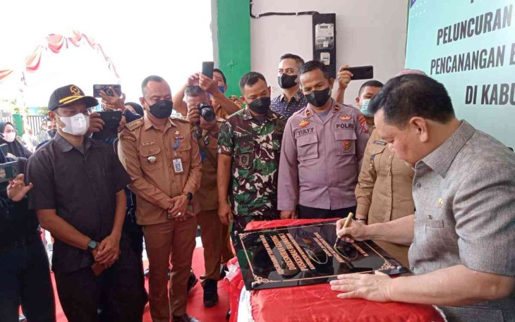Bupati Kotim saat meresmikan Gedung Public Safety Center 