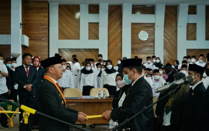 Penyerahan SK Pengangkatan CPNS dan SK PPPK Guru Tahap I secara simbolis, di Gedung Serba Guna Pemprov Bengkulu, Rabu (25/5).