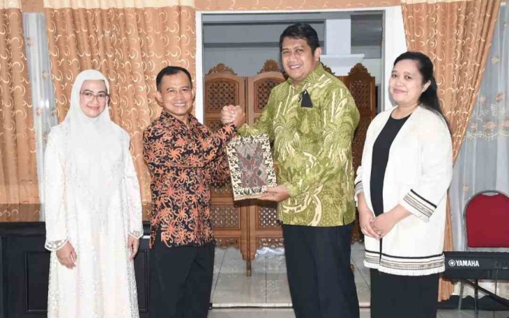 Bertukar cenderamata dengan wakil bupati Pacitan (batik hijau)
