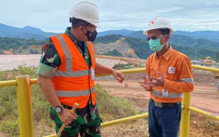 Danrem 023/KS saat menerima penjelasan di lokasi tambang emas