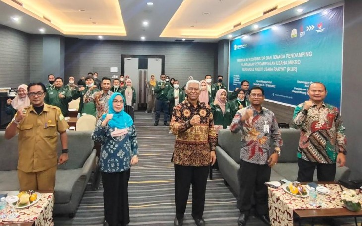 Irene Swa Suryani bersama tenaga pendamping KUR di Aceh