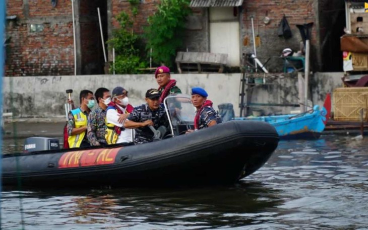 Gunakan perahu karet, Menteri PUPR tinjau banjir rob Semarang