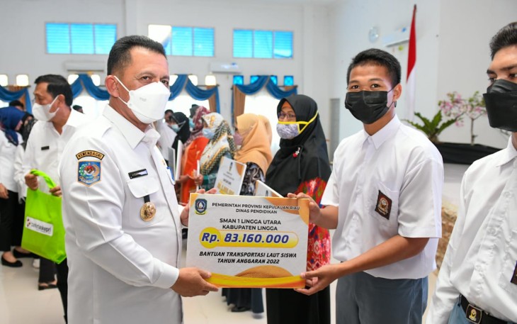 Gubernur Ansar Serahkan Bantuan secara Simbolis