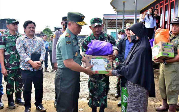 Danrem 091/ASN saat memberikan bantuan untuk warga terdampak banjir