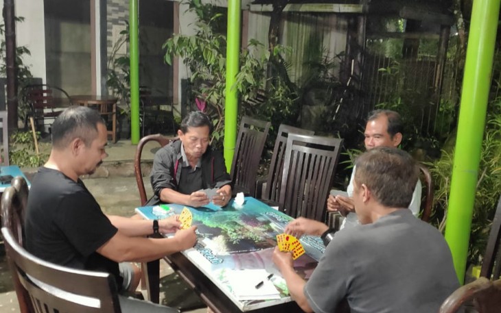 Atlet sekaligus pengurus PORDI Kabupaten Malang, saat latihan Domino, Rabu (25/5/2022) malam, di warung Lesehan Gentong Ndeso, Palaan Ngajum, Kabupaten Malang.