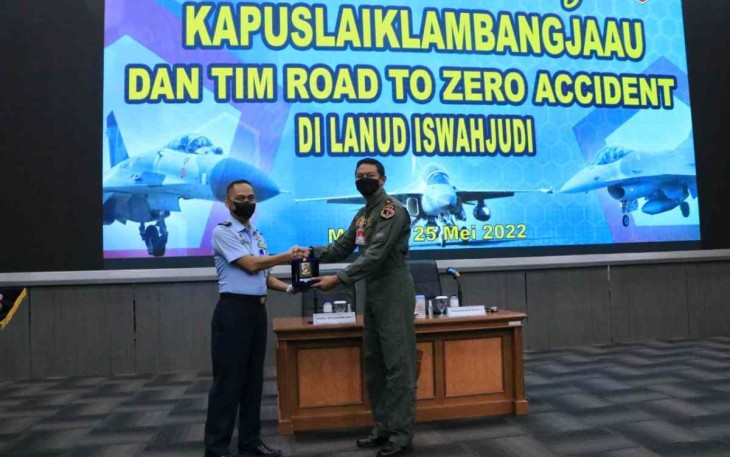 Kapuslaiklambangjaau saat memberikan cenderamata 
