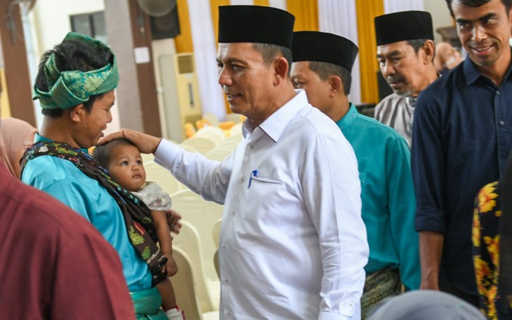 Gubernur H.Ansar Ahmad (kemeja Putih)