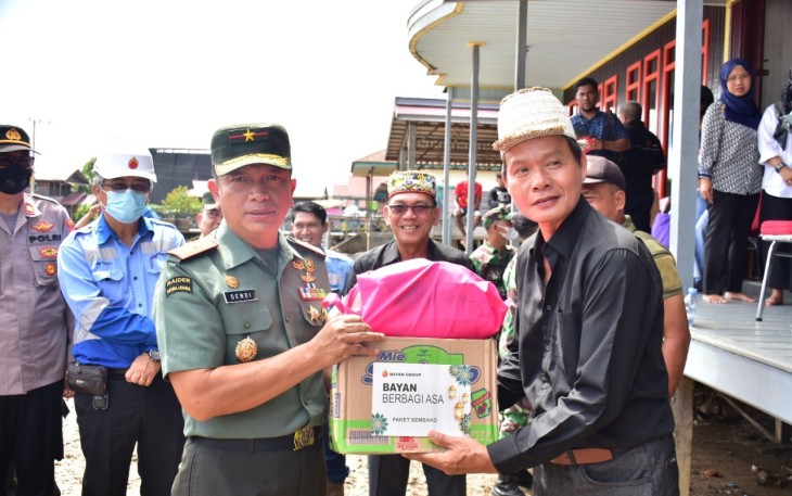 Danrem 091/ASN saat memberikan bantuan warga terdampak banjir