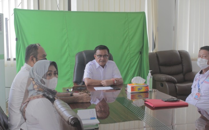 Wali Kota Bitung (tengah), saat mengikuti konferensi.