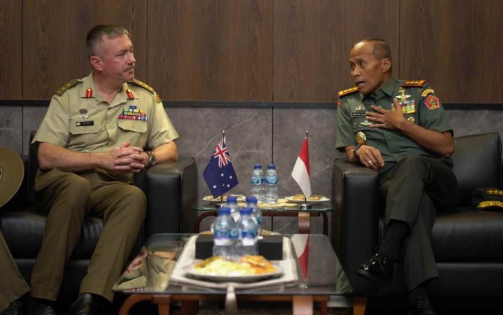 Dankodiklatad saat menerima Panglima Divisi 1 AD Australia di ruang kerjanya