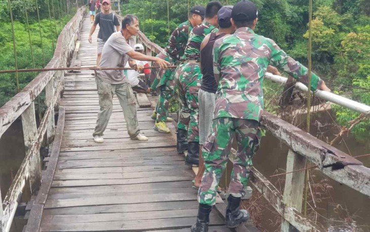 Gotong royong bersama warga perbaiki jembatan gantung 