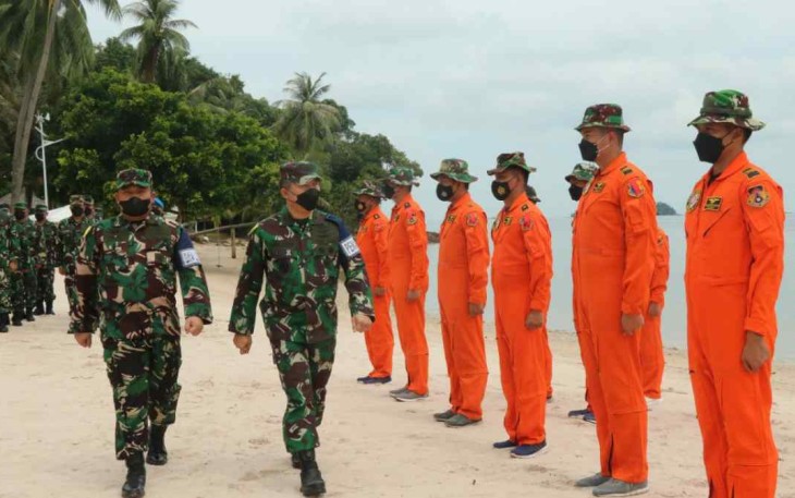 Pangkoopsud I cek prajuritnya sebelum latihan Parasailing 