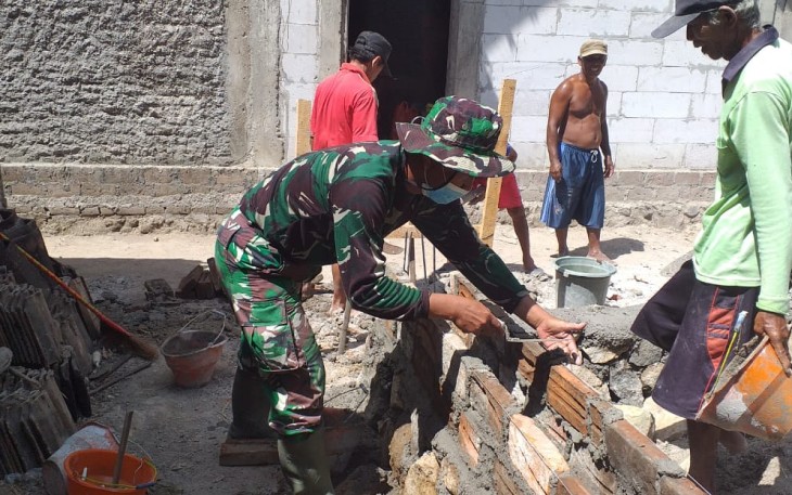Serka Sugianto terjun langsung bantu pasang bata rumah warga binaannya