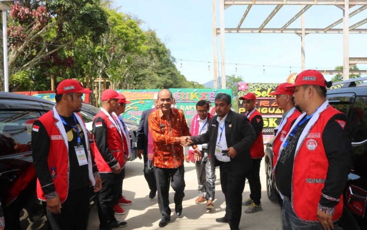 Wakil Bupati Samosir, Martua Sitanggang, mengenakan batik.