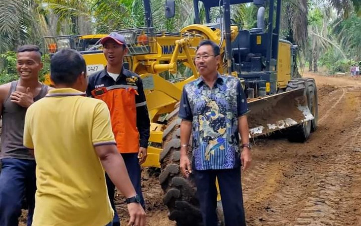 Bupati Labusel, saat meninjau langsung pembangunan jalan di Pekan Tolan, Jumat (27/5/2022)