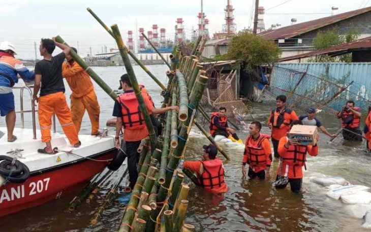 Berjibaku Perbaiki tanggul pasca banjir rob di kawasan industri Lamacitra