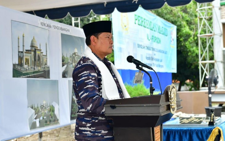 Kasal saat meresmikan masjid Al Furqon di STTAL Surabaya 