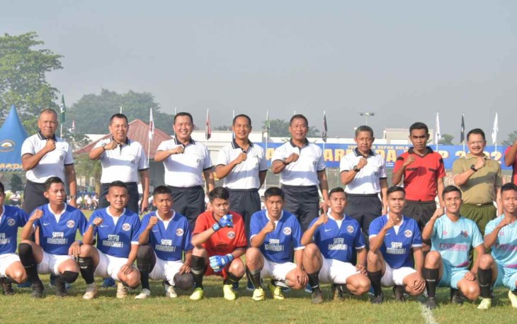Pangkolinlamil saat foto bersama peserta turnamen sepak bola