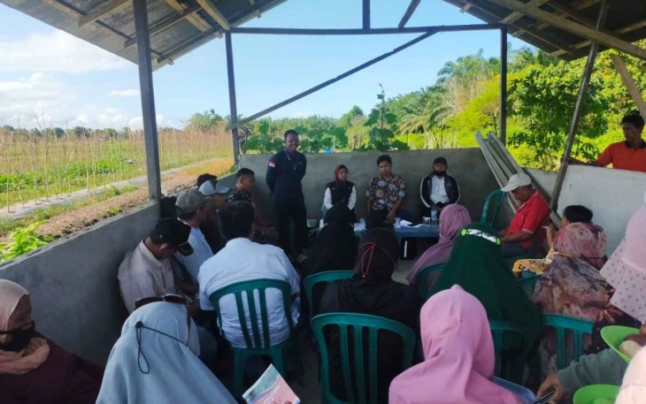 Serfa Heri saat komsos bersama kelompok tani di kelurahan Tanjung Tengah