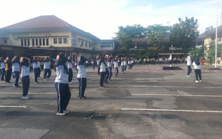 Usai apel pagi personel olahraga bersama di lapangan Polrestabes Medan