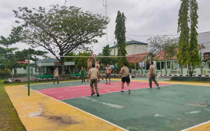 Jaga kebugaran dan kebersamaan personel Kodim Sampit berolahraga voly 