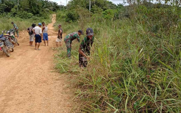 Gotong royong bersama warga bersihkan jalan desa
