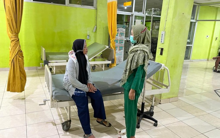 Seorang ibu korban penganiayaan anak kandungnya sendiri saat dirawat