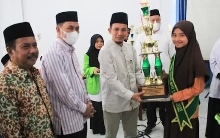 Wakil Ketua DPRD Labuhanbatu, Abdul Karim Hasibuan, saat menyerahkan piala bupati lomba dakwah, Sabtu (28/5/2022).