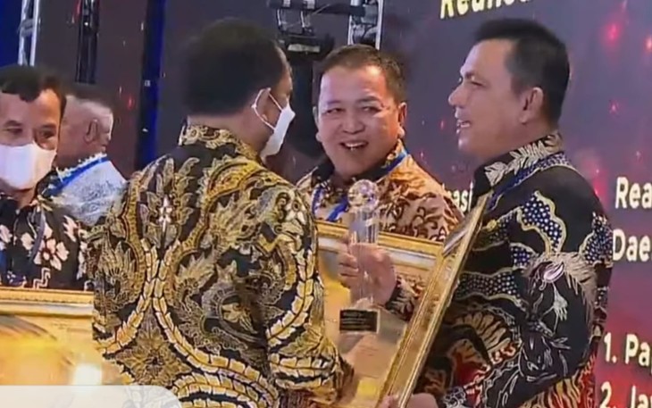 Gubernur Kepri, Ansar Ahmad, saat menerima penghargaan.