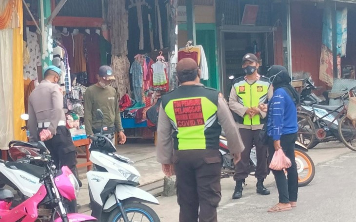 Anggota Polsek Dabo Singkep, saat Patroli.