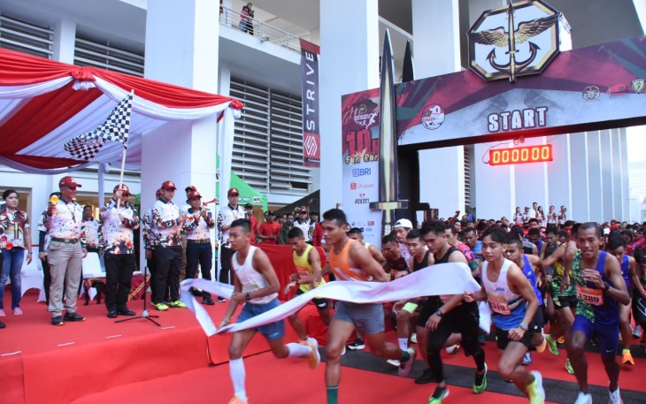 Kasad kibarkan bendera dimulainya road run 10k