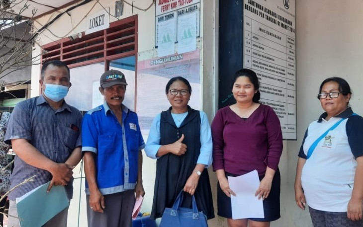 Tumiur Gultom bersama anggota saat mengunjungi para pengelola kapal penyeberangan Fery.