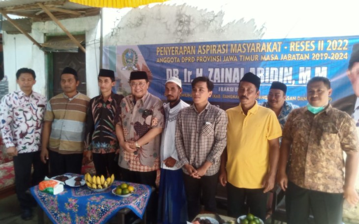Foto bersama Anggota DPRD Jatim Dapil XIV (Madura), Zainal Abidin, saat  menggelar reses II di Desa Jaba'an, Minggu (5/6/2022).